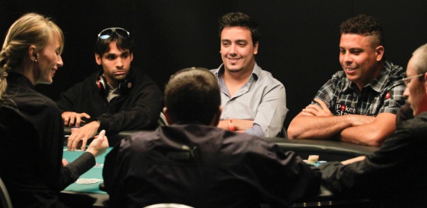 Ronaldo sorri na mesa de pôquer durante torneio do qual participa em São Paulo - Fernando Donasci/UOL