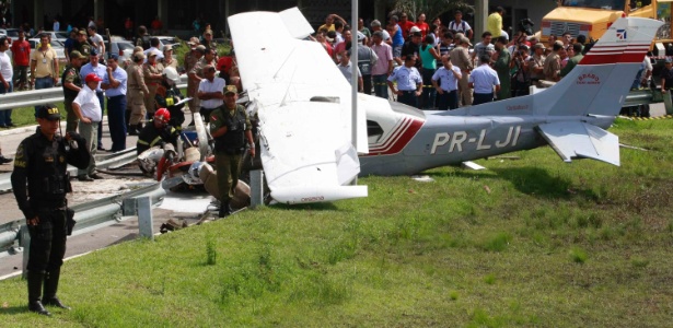 Avião cai em via de acesso ao aeroporto de Belém (PA); veja esta e outras imagens do dia - Tarso Sarraf/Estadão Conteúdo