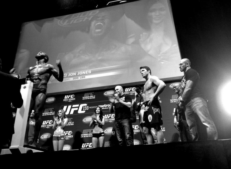 Chael Sonnen observa Jon Jones gritar ao bater o peso para a luta valendo o cinturão dos meio-pesados, neste sábado - Divulgação/UFC
