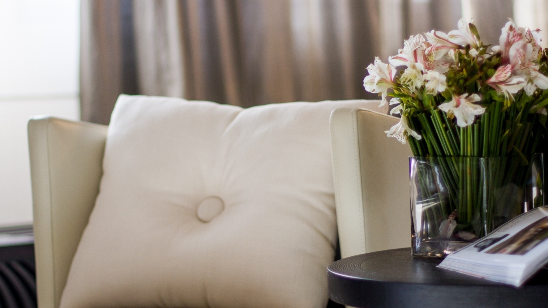 Detalhe da poltrona no ambiente Suite Matrimonial (quarto do casal), criado por Maya Mac Lean. A Casa Cor Bolívia estreia em um antigo casarão, construído pelo italiano Mario Bonino nos anos 1950 em Santa Cruz de la Sierra. São 40 ambientes expostos de 23 de abril a 19 de maio de 2013 - Alvaro Mier/ Divulgação