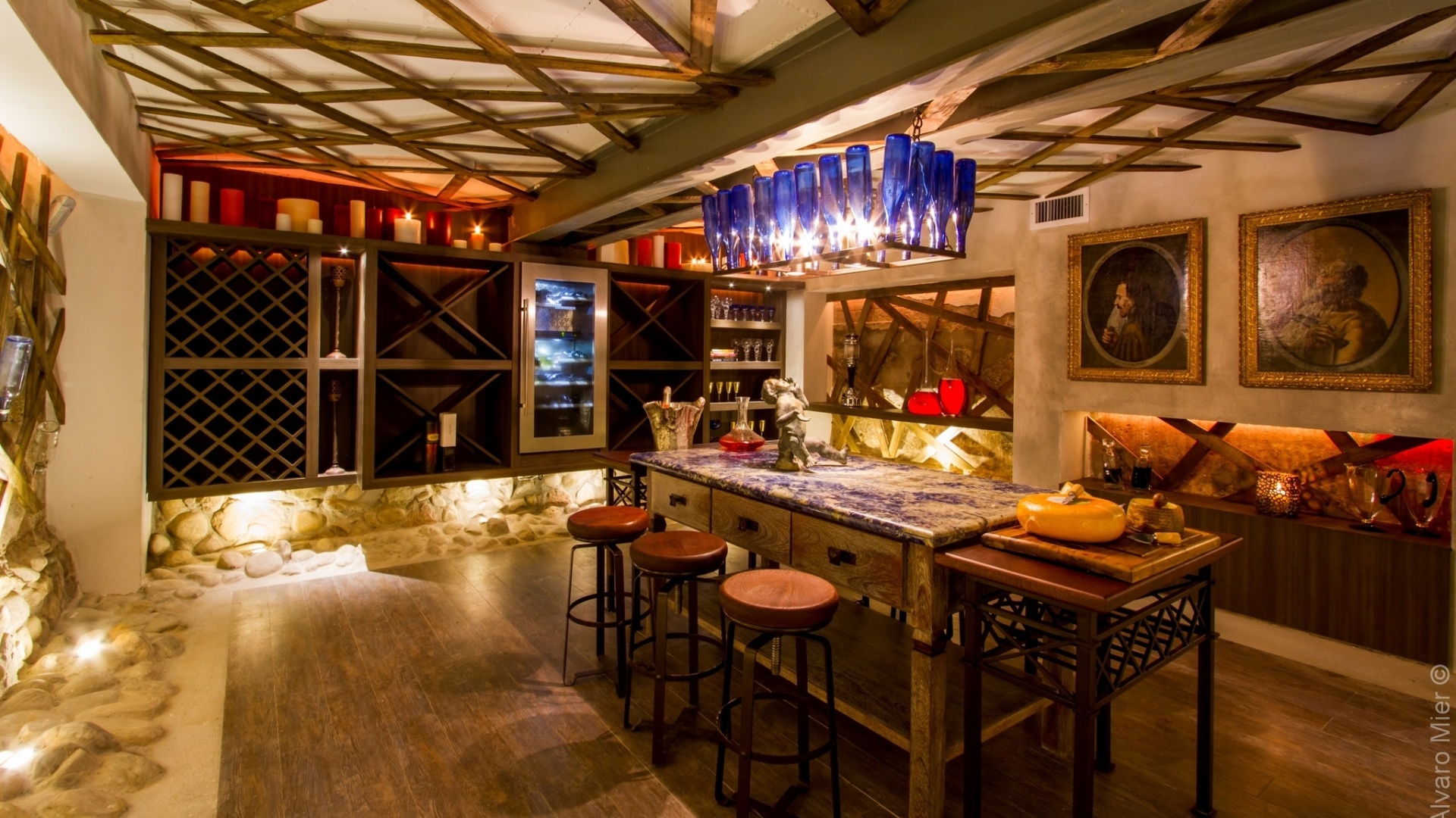 Elementos rústicos e clássicos se misturam no espaço Cava de Vino, assinado por María del Rosario Hurtado e Teresita Arano. A Casa Cor Bolívia estreia em um antigo casarão, construído pelo italiano Mario Bonino nos anos 1950 em Santa Cruz de la Sierra. São 40 ambientes expostos de 23 de abril a 19 de maio de 2013 - Alvaro Mier/ Divulgação