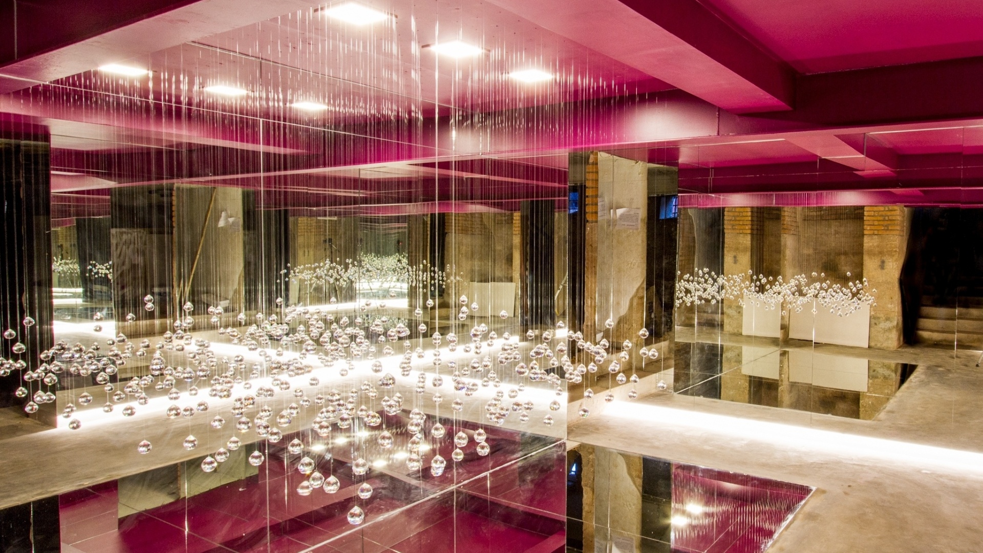 O ambiente Hall del subsuelo (hall do subsolo), projetado pelos profissionais Helga Prinz, Marcelo Torrelio e José María Navarro. A Casa Cor Bolívia estreia em um antigo casarão, construído pelo italiano Mario Bonino nos anos 1950 em Santa Cruz de la Sierra. São 40 ambientes expostos de 23 de abril a 19 de maio de 2013 - Alvaro Mier/ Divulgação