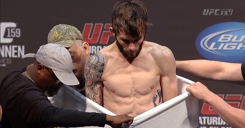 PEso galo Johnny Bedford fica nu para se pesar e bater os 61 kg da categoria; ele encara Brian Caraway neste sábado - Reprodução