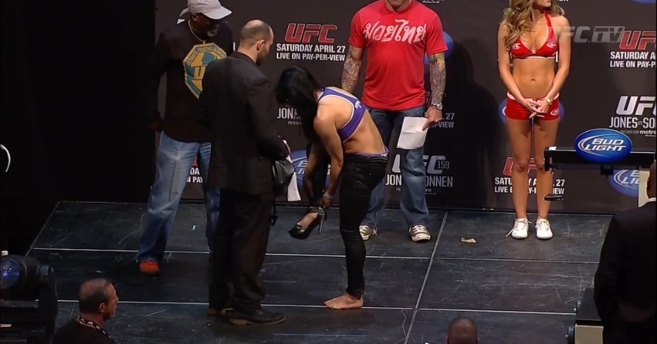 Sheila Gaff mostra elegância e chega à pesagem de salto alto antes do UFC 159 - Reprodução