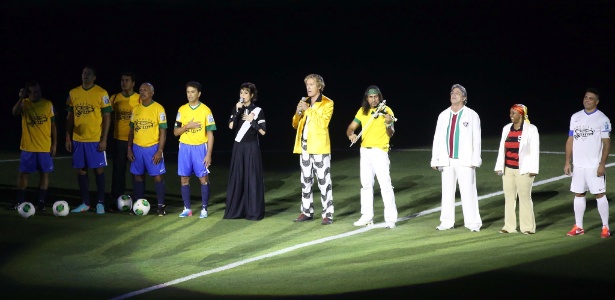 Cantores se apresentaram no Maracanã usando camisas de Flamengo, Vasco, Fluminense e Botafogo
