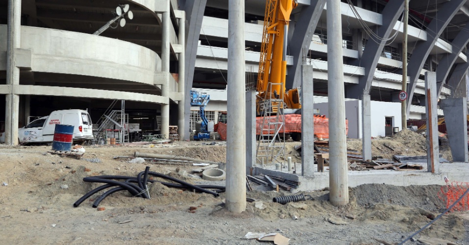 27.abr.2013 - Apesar do Maracanã estar sendo reaberto neste sábado, operários seguem trabalhando em obras no entorno do estádio