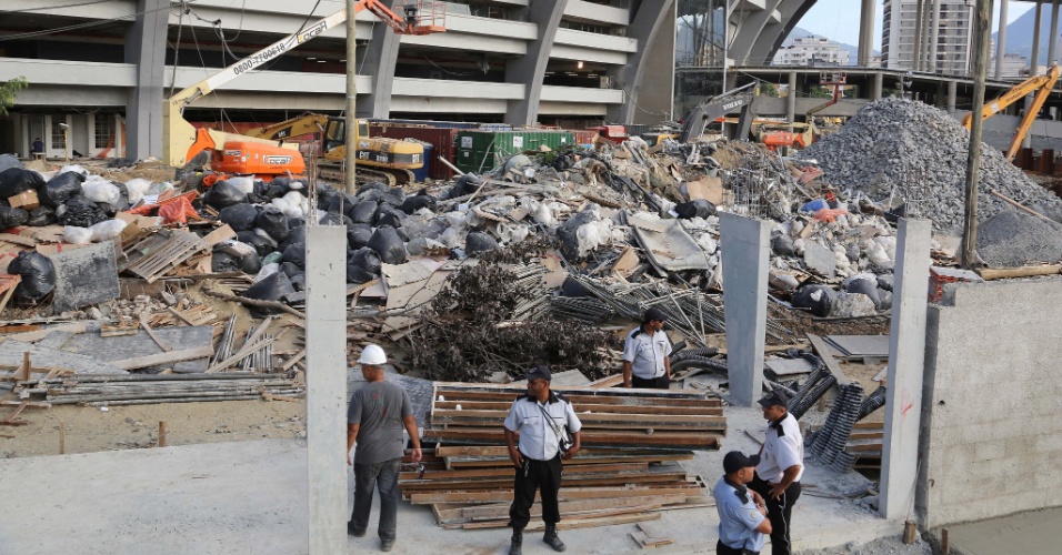 27.abr.2013 - Apesar do Maracanã estar sendo reaberto neste sábado, operários seguem trabalhando em obras no entorno do estádio