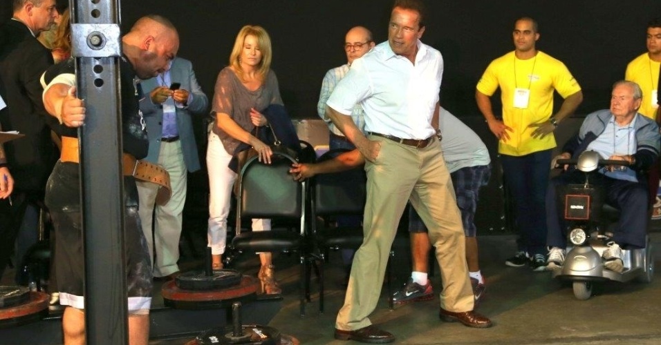 27.abr.2013 - Arnold Schwarzenegger assiste aprresentação de atleta na Arnold Classic Brasil, feira de nutrição esportiva, lutas, performance e fitness no Rio de Janeiro
