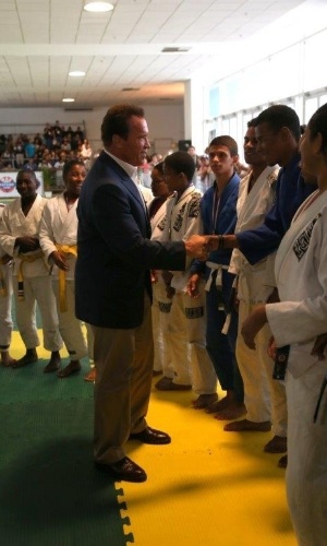 27.abr.2013 - Arnold Schwarzenegger cumprimenta atletas na Arnold Classic Brasil,feira de nutrição esportiva, lutas, performance e fitness no Rio de Janeiro
