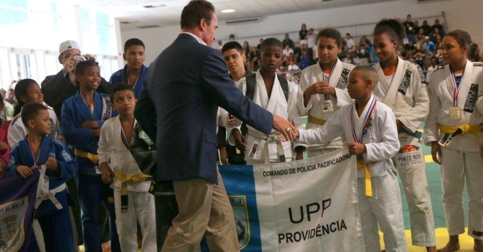 27.abr.2013 - Arnold Schwarzenegger cumprimenta crianças na Arnold Classic Brasil, feira de nutrição esportiva, lutas, performance e fitness no Rio de Janeiro