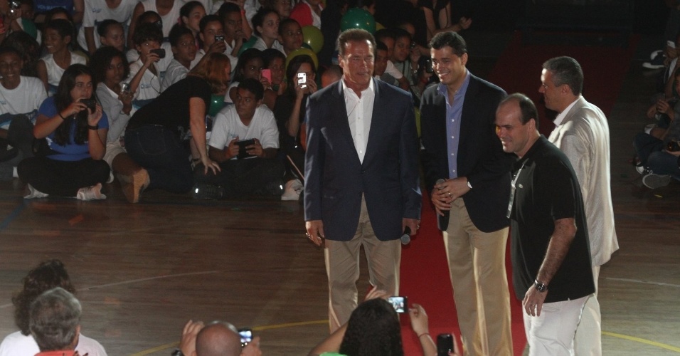 27.abr.2013 - Arnold Schwarzenegger participa de evento em ginásio de Campo Grande, bairro do Rio de Janeiro