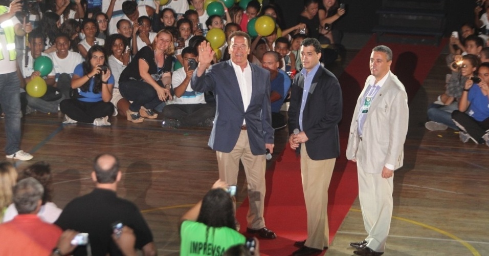 27.abr.2013 - Arnold Schwarzenegger participa de evento em ginásio de Campo Grande, bairro do Rio de Janeiro