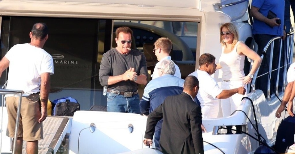 27.abr.2013 - Arnold Schwarzenegger passeia de barco fumando um charuto