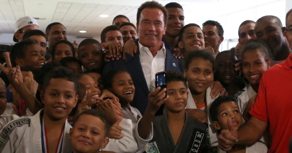 27.abr.2013 - Arnold Schwarzenegger tira foto com crianças na Arnold Classic Brasil, feira de nutrição esportiva, lutas, performance e fitness no Rio de Janeiro