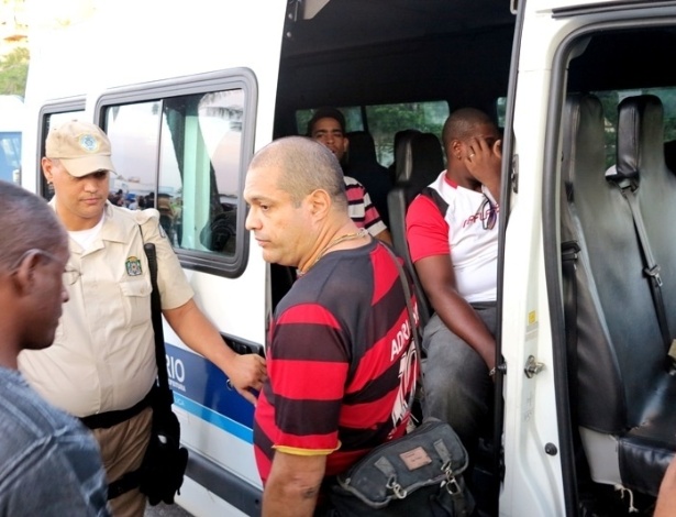 27.abr.2013 - Cambistas são presos no Maracanã após comprarem ingressos de operários por R$ 40 e tentarem revender por R$ 100