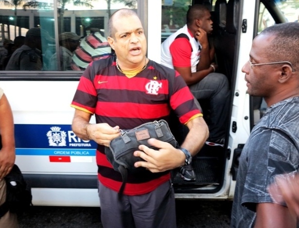 27.abr.2013 - Cambistas são presos no Maracanã após comprarem ingressos de operários por R$ 40 e tentarem revender por R$ 100