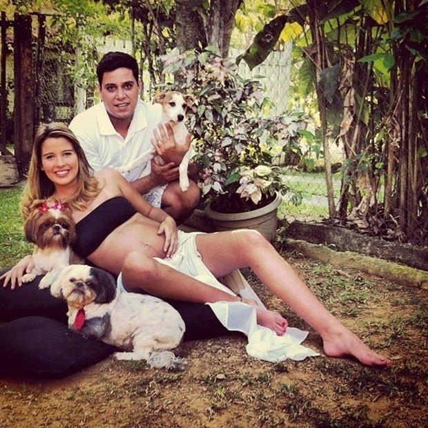 27.abr.2013 - Debby Lagranha publica foto mostrando o barrigão ao lado do marido,  Leandro Franco e seus cães