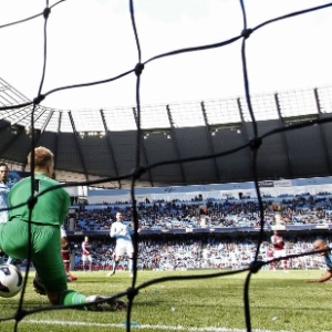 27.abr.2013 - Joe Hart, goleiro do M. City, toma gol no meio das pernas em chhute de Andy Carroll na vitória da equipe sobre o West Ham - REUTERS/Darren Staples