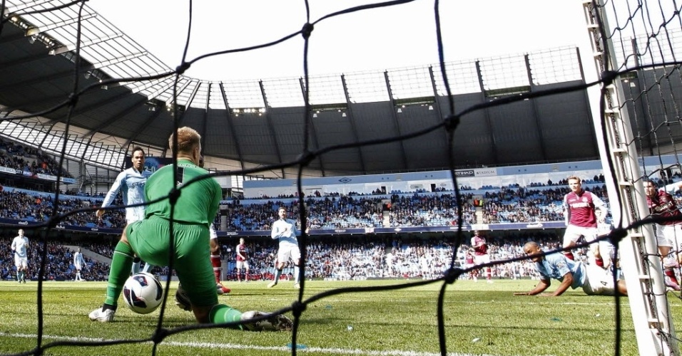 27.abr.2013 - Joe Hart, goleiro do M. City, toma gol no meio das pernas em chhute de Andy Carroll na vitória da equipe sobre o West Ham - REUTERS/Darren Staples