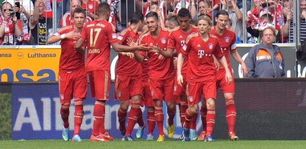 Jogadores comemoram o gol de Emre Can ao lado da torcida do Bayern  - AP Photo/Kerstin Joensson