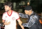 Protesto no Maracanã termina em gás de pimenta e tiro de borracha - Pedro Ivo Almeida/UOL