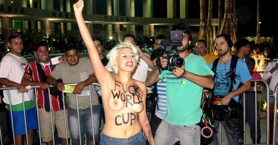 27.abr.2013 - Manifestantes fazem topless em protesto contra a realização da Copa do Mundo no Brasil; mulheres foram detidas por atentado ao pudor