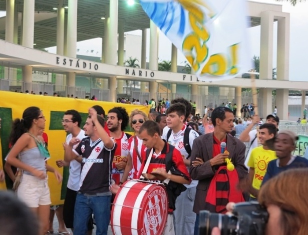 27.abr.2013 - Manifestantes protestam contra o governador Sérgio Cabral e contra o empresário Eike Batista antes da reabertura do Maracanã