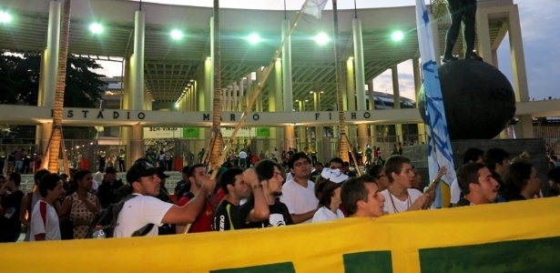 Manifestantes protestaram no Maracanã em abril, durante amistoso festivo de reinauguração do estádio