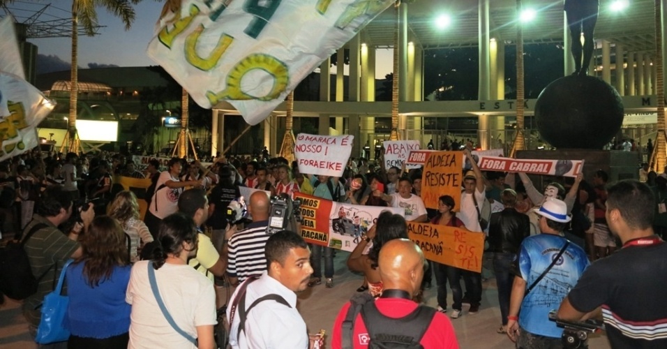 27.abr.2013 - Manifestantes protestam contra o governador Sérgio Cabral e contra o empresário Eike Batista antes da reabertura do Maracanã