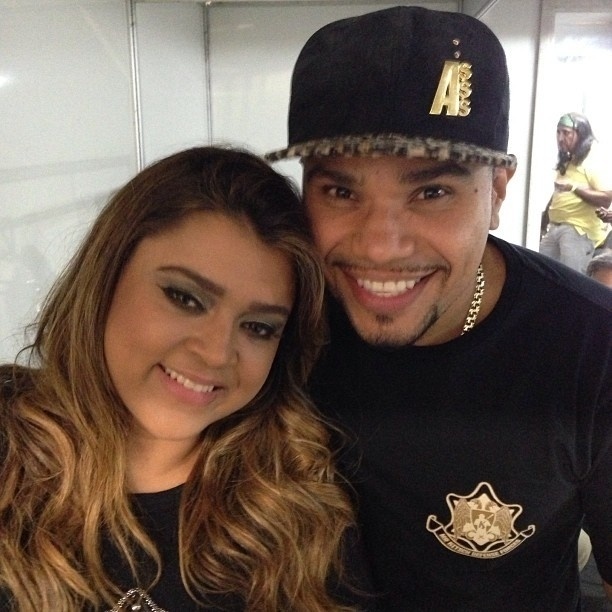 27.abr.2013 - Naldo publica foto com Preta Gil nos bastidores do show de reinauguração do Maracanã