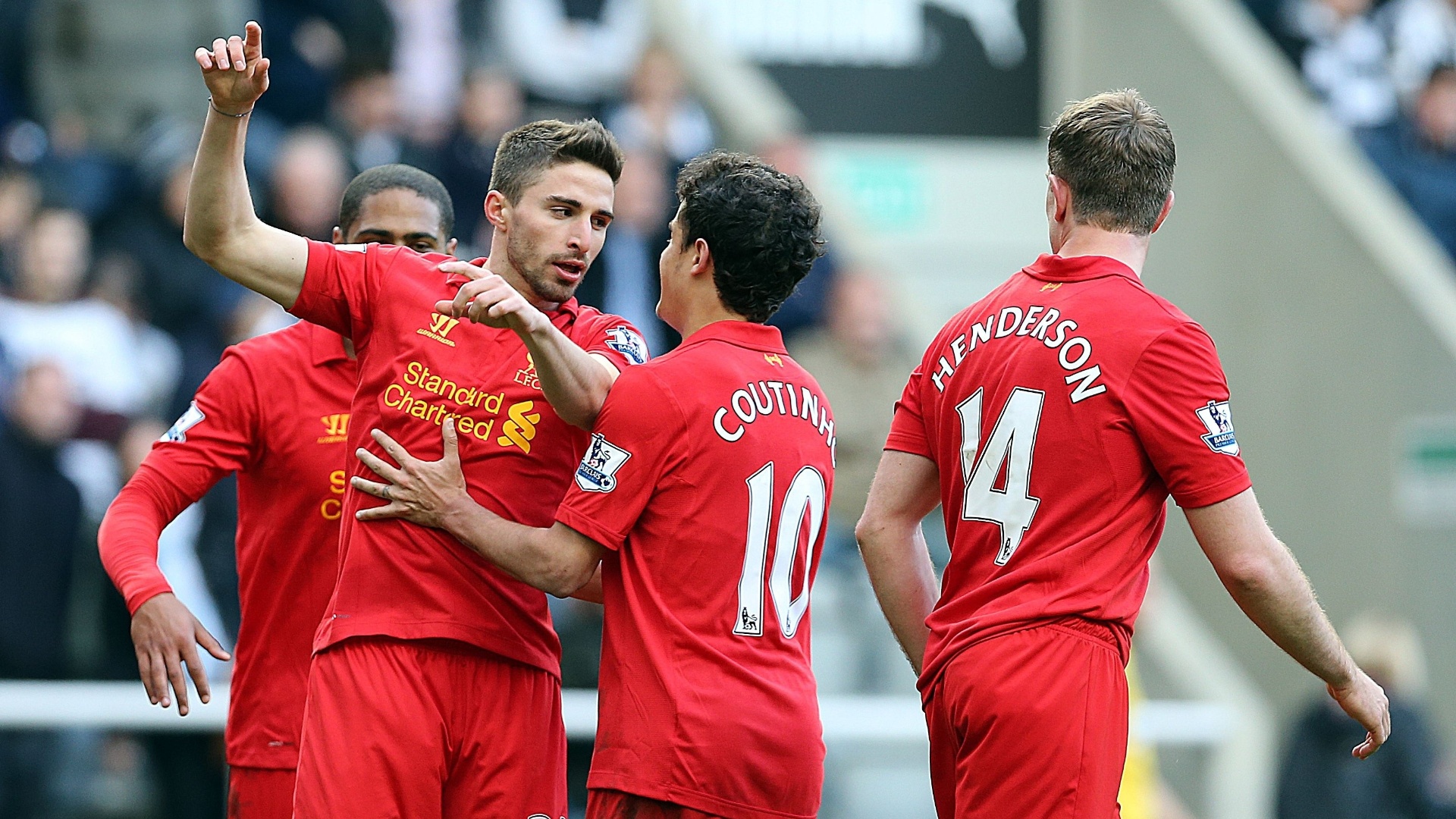 27.abr.2013 - O atacante italiano Borini, do Liverpool, comemora com o brasileiro Phillipe Coutinho e companheiros a marcação de gol na vitória sobre o Newcastle - Ian Macnicol/AFP