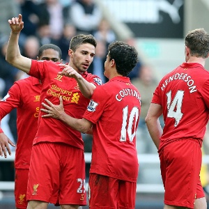 27.abr.2013 - O atacante italiano Borini, do Liverpool, comemora com o brasileiro Phillipe Coutinho e companheiros a marcação de gol na vitória sobre o Newcastle - Ian Macnicol/AFP