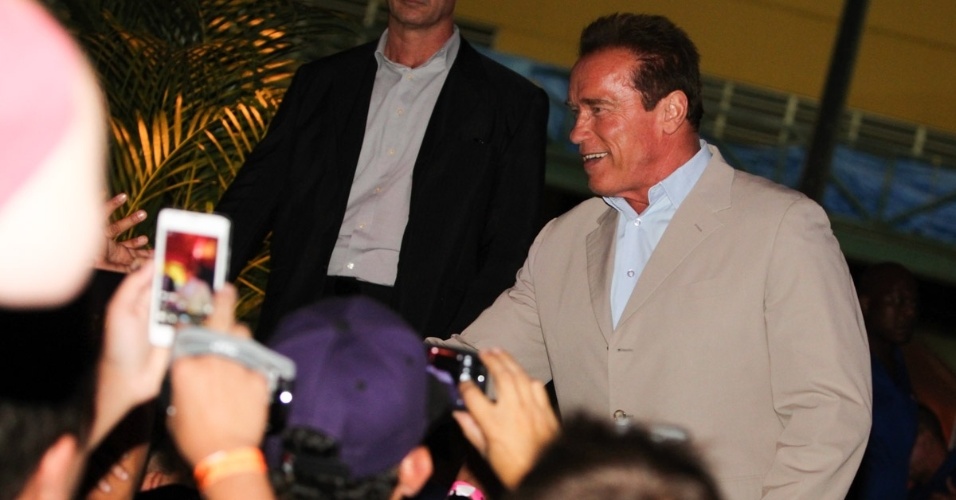 27.abr.2013 - O ator e ex-Governador da Califórnia Arnold Schwarzenegger cumprimenta fãs na chegada à Cidade do Samba, no Rio, para mais eventos da Arnold Classic Brasil, feira de nutrição esportiva, lutas, performance e fitness