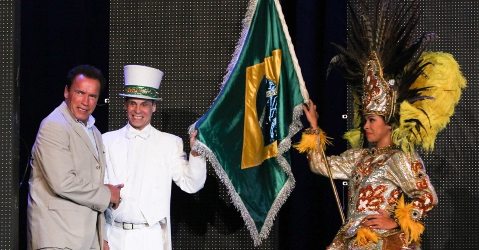 27.abr.2013 - O ator e ex-Governador da Califórnia Arnold Schwarzenegger cumprimenta o dançarino Carlinhos de Jesus antes de discursar na Arnold Classic Brasil, na Cidade do Samba, no Rio
