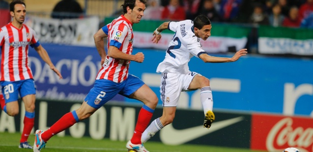 O argentino Di Maria, do Real Madrid, chuta para marcar o seu gol contra o Atlético de Madrid - Andres Kudack/AP