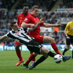 27.abr.2013 - O meia Henderson, do Liverpool, disputa jogada com o zagueiro Debuchy, do Newcastle, na partida pelo Campeonato Inglês - Ian Macnicol/AFP