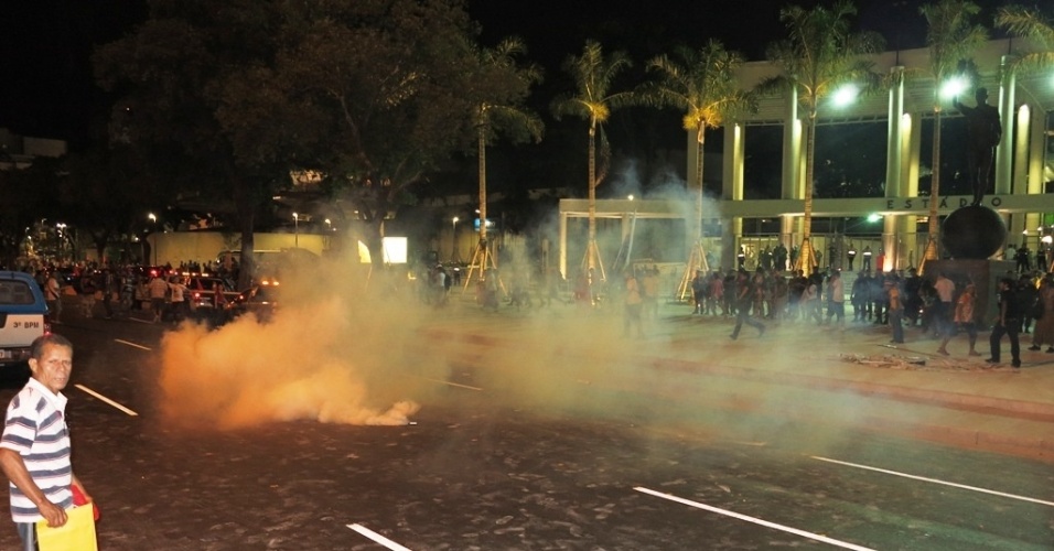 27.abr.2013 - Policiais soltam gás lacrimogênio após entrarem em confronto com manifestantes nos arredores do Maracanã