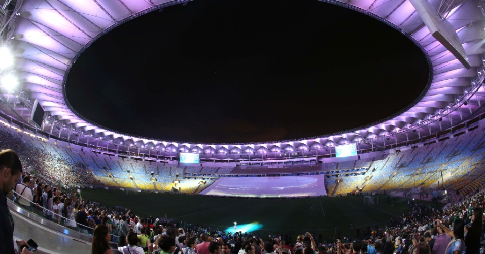 27.abr.2013 - Reabertura do Maracanã teve lindo show de luzes antes do jogo entre amigos de Bebeto e amigos de Ronald