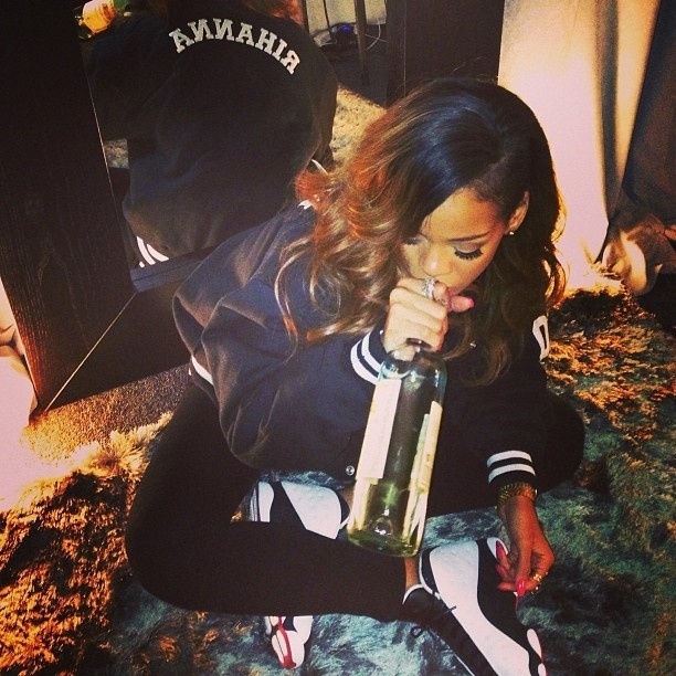 27.abr.2013 - Rihanna publica foto bebendo vinho direto da garrafa em seu Instagram