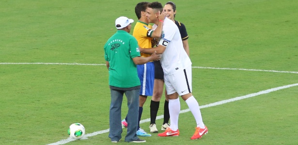 Ronaldo e Bebeto se abraçam antes do início do jogo-teste da reabertura do Maracanã