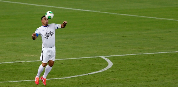27.abr.2013 - Ronaldo mata a bola no peito durante o jogo contra os amigos de Bebeto, que serviu como evento teste na reabertura do Maracanã