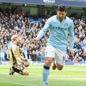 27.abr.2013 - Sergio Agüero comemora seu gol na vitória do Manchester City sobre o West Ham - EFE/EPA/PETER POWELL