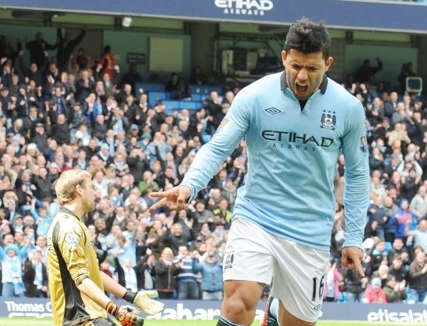 27.abr.2013 - Sergio Agüero comemora seu gol na vitória do Manchester City sobre o West Ham - EFE/EPA/PETER POWELL