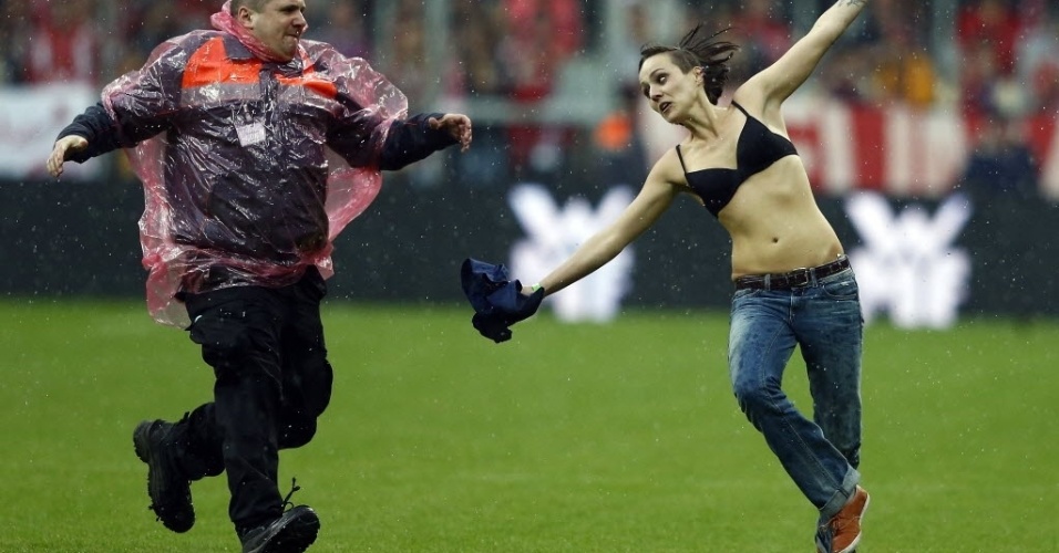 27.abr.2013 - Torcedora invadiu o gramado da Allianz Arena apenas de sutiã durante a partida entre Bayern e Freiburg - REUTERS/Michael Dalder