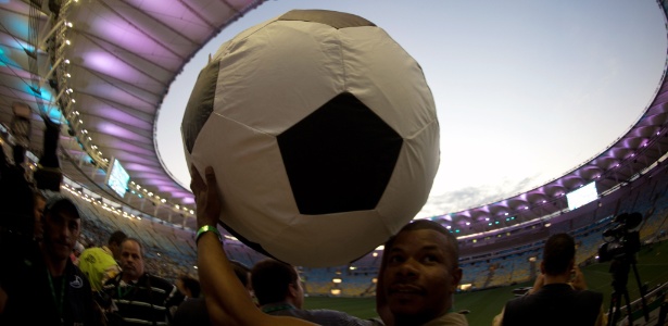 Inauguração do Maracanã: esperança é que Copa do Mundo faça estatuto pegar - AFP PHOTO/CHRISTOPHE SIMON