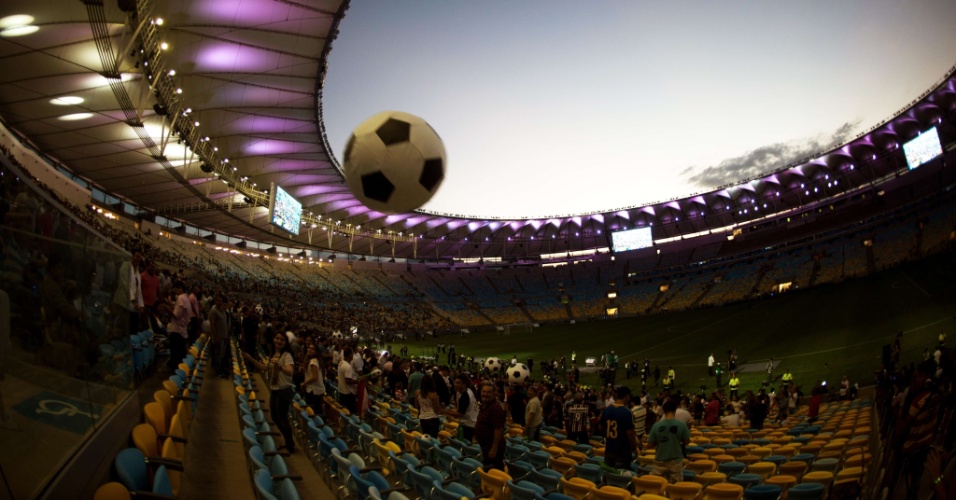 27.abr.2013 - Torcedores fazem festa na arquibancada do Maracanã no evento teste que marcou a reabertura do estádio