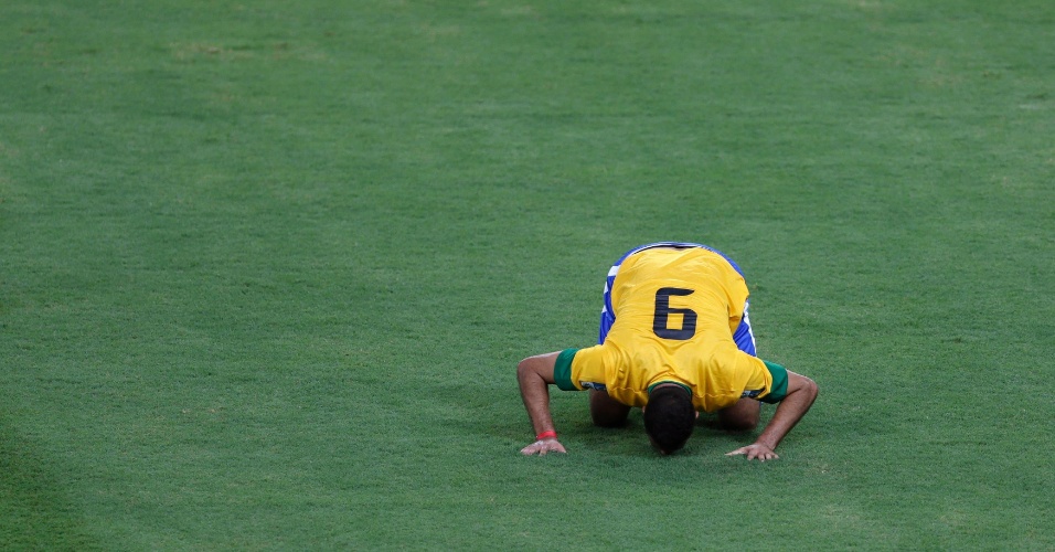 27.abr.2013 - Washington "Coração Valente" beija o gramado do Maracanã após marcar o primeiro gol na reabertura do estádio