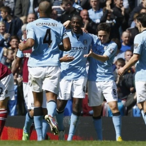 27.abr.2013 - Yaya Touré é abraçado por companheiros ao marcar o segundo gol do M. City na vitória sobre o West Ham - REUTERS/Darren Staples