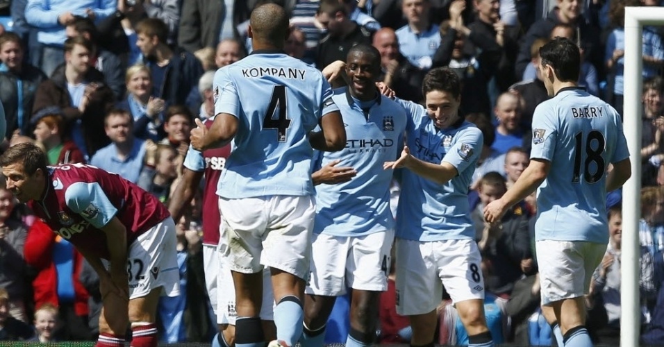 27.abr.2013 - Yaya Touré é abraçado por companheiros ao marcar o segundo gol do M. City na vitória sobre o West Ham - REUTERS/Darren Staples