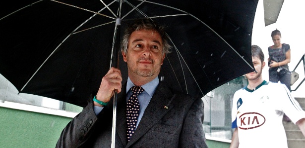 Presidente do Palmeiras, Paulo Nobre, usa guarda-chuva para fugir da água - Almeida Rocha/Folhapress